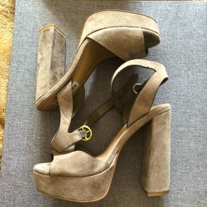 STEVE MADDEN Suede Taupe/beige Platform heels. ✨